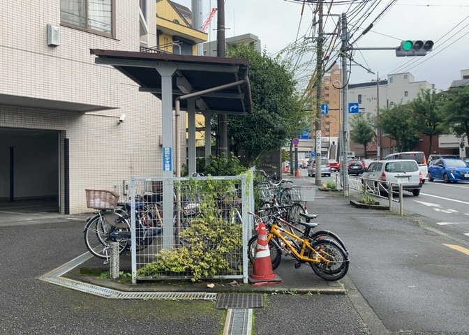 物件によっては、入居者が個人的に使用できる専用庭がついているものもあります。また、住宅の中にある土間の部分を庭と呼ぶこともあります。庭の用途は住む人によって変わり、それによってデザインもさまざまです。