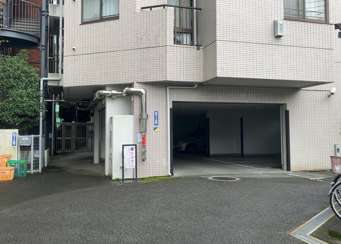 中庭（パティオ）とは、一つの建築物の内部に設けられた、壁などで囲われている庭のことを指します。コの字型、ロの字型が主流ですが、L字型の中庭もあります。最近では、インテリア性の高さからも人気があります。