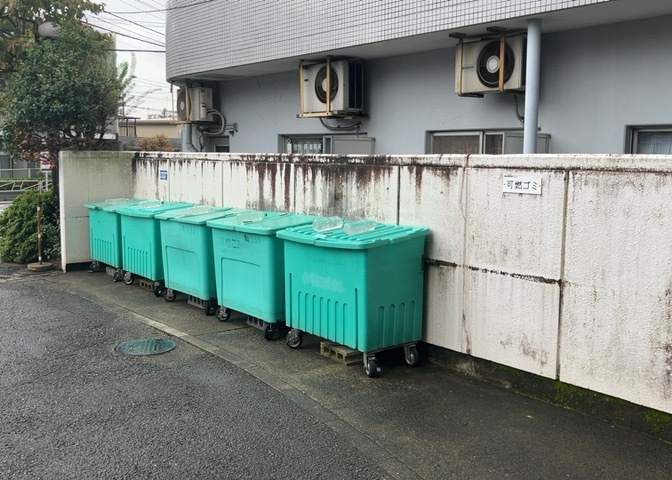 共有部分は、住民なら誰もが使える設備のこと。例えば駐車場やエレベーター、インターネット設備、セキュリティ設備などがあります。他にも、マンションの廊下・外部階段やエントランス・ゴミ置き場などがあります。