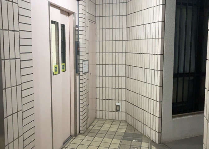 ロビーというと、エントランスと何がちがうの？と思いますよね。実はロビーとエントランスには明確な決まりはありません。物件によっては、エントランスを入って広がるある程度の広さのある空間がロビーとなります。