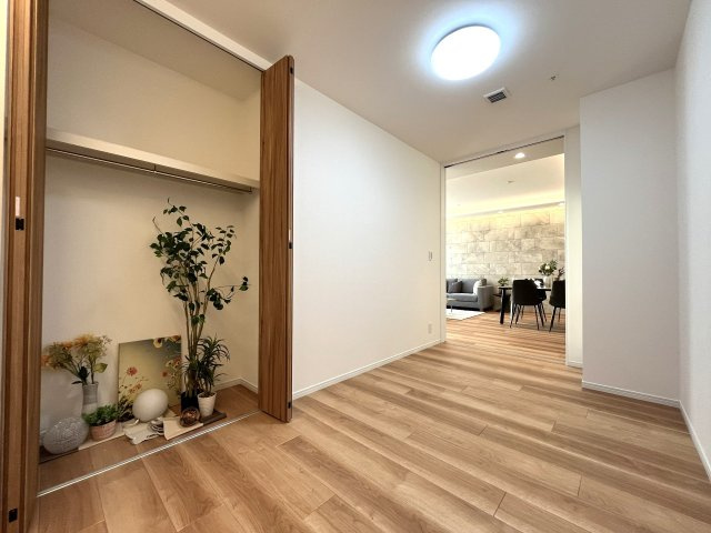 収納付きのため、室内をすっきり保ちながら生活しやすい空間となっています。シンプルな内装のため、インテリアを合わせやすく暮らしのイメージも描きやすい空間です。