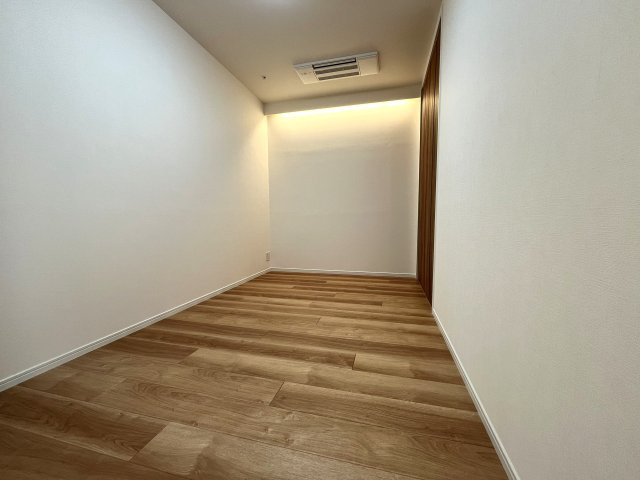主寝室や子ども部屋など、将来的な使い分けにも対応しやすい間取り設計です。