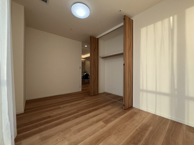 在宅ワークや趣味部屋など、ライフスタイルに合わせて使いやすい洋室です。ベッドを配置しても動線を確保しやすく、主寝室としても使いやすい広さがあります。