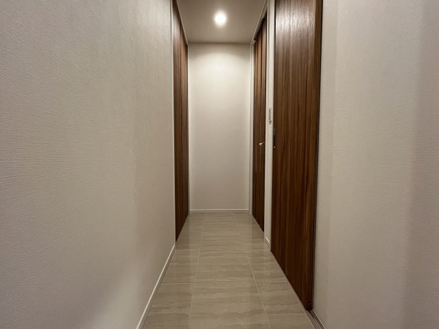 帰宅時に落ち着きを感じられる、統一感ある内装デザインを採用しています。住まい全体につながる、すっきりとした印象の玄関・廊下空間です。
