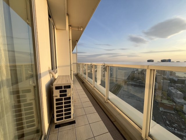 リビングとつながることで、室内にもより開放感をもたらす住戸設計です。晴海らしい水辺の空気感を感じながら、ゆったり過ごせる空間となっています。