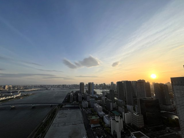 空と運河を身近に感じられる、晴海エリアらしい開放感ある眺望です。昼夜で異なる街並みを楽しめる、タワーレジデンスならではの住戸位置です。