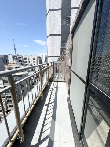 10階部分・最上階につき眺望良好。遮る建物が少なく、空の広がりを感じながら開放的な景色を楽しめます。