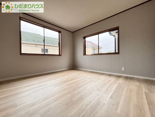 バルコニーに面している洋室は、主寝室にどうぞ(^^)/大きなベッドを置いても余裕の広さ！