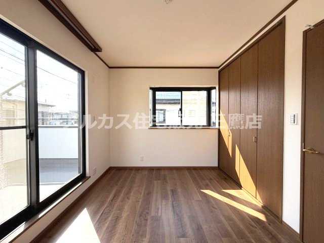 2面採光で明るい日差しが差し込む、クローゼット付きの居心地が良い洋室。