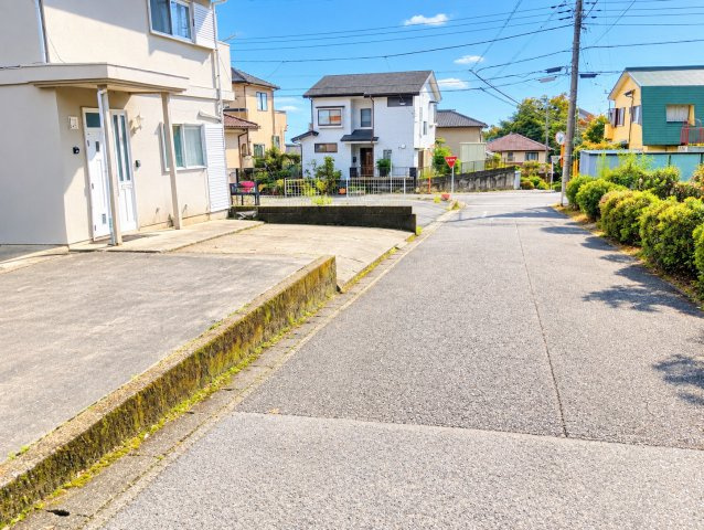 閑静な住宅地に位置しています。緑も多く自然を身近に感じる事が出来ます。