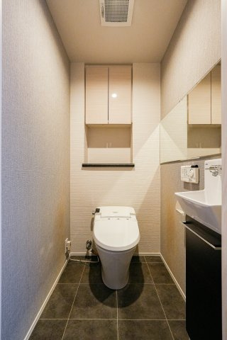 手洗い器と上部収納棚を備えた機能的なトイレ！トイレットペーパーのストックもすっきり片付きます♪