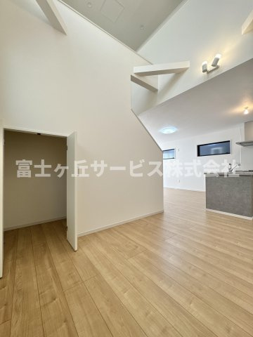 吹き抜け付きの開放的で明るい空間です