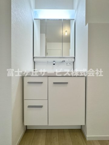 朝の身支度に便利な独立洗面台です