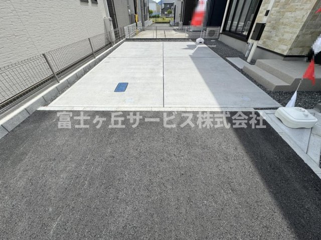 車種により2台駐車可能です