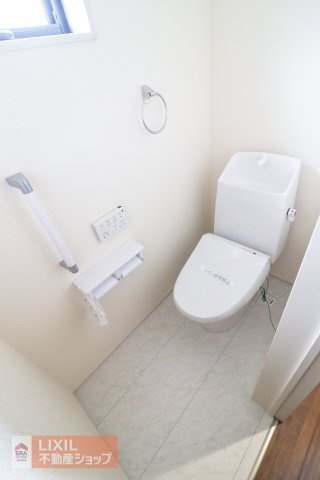 【トイレ】現地完成写真。温水洗浄暖房便座付き。小窓がついており採光と換気ができるようになっています。2階にもトイレがございます。