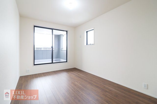 【寝室】2階の寝室。南向きで明るいお部屋となっていおります。WICがついており、オシャレな奥様の衣服もたっぷり収納でき、スーツケースやゴルフバッグなどの大きめなものも収納できます。