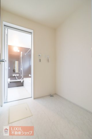 【ランドリースペース】現地完成写真。採光窓から漏れる光が脱衣所を明るく照らします。換気にも便利ですので、湿気・カビ対策にもなりますね。家事動線など使い勝手がよく、お洗濯がしやすいです。