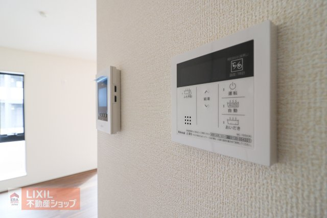 【温水設備】現地完成写真。シンプルなデザインにすることで操作もわかりやすい給湯スイッチ付きで温度調整もラクラクです。