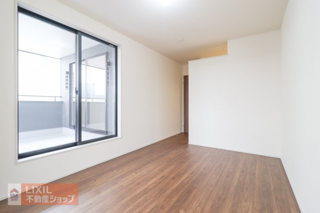 【洋室】2階の洋室は南向きで日当たり、風通しもよく心地よい自分だけの空間に。バルコニーへ直接行けます。