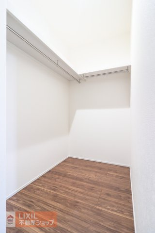 【収納】しっかり収納がついております！容量もありハンガーパイプ付きで丈の長い衣服もかけられます