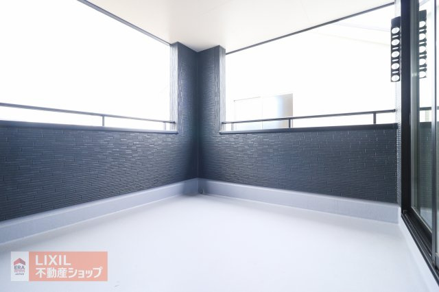 【バルコニー】南向きの広々インナーバルコニーは日当たり、風通しが良く、お布団や洗濯物がたくさん干せます。