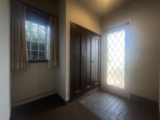 玄関収納があり、靴だけでなく、普段使わないものの収納などにも使えそう　ですね。靴の多いかたや家族の人数が多い場合も対応ができます。靴が散らからず、すっきりとした玄関を保てそうですね。