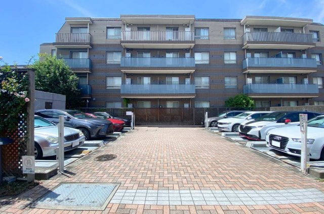 敷地内には広々とした駐車場を備えており、車の出し入れもスムーズに行えそうです。