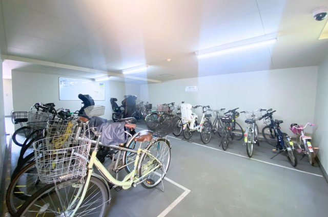 駐輪場は屋内に設けられているため、天候を気にせず大切な自転車を安心して保管できます。