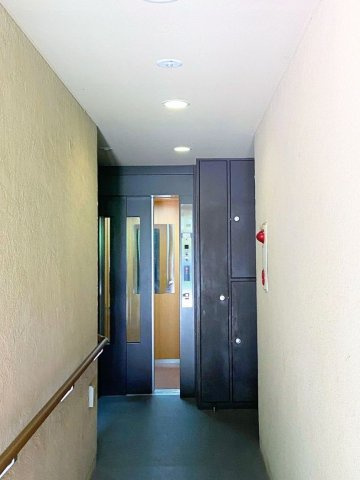 マンション内のエレベーターも、どこかクラシックな趣を感じさせるデザインです。