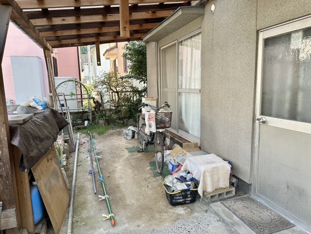 駐車場は奥行きもありますので、車以外にも自転車やバイクも楽々置ける広さになっております。これなら駐車が苦手な方にも安心ですね。広い駐車場は収納スペースとしても重宝しそうですね。