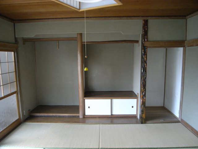 趣ある和室には、美しい床の間と彫りのある床柱が設けられ、格式と落ち着きを感じさせる空間です。リフォーム次第で、伝統を活かしつつモダンな和の空間にもアレンジ可能。来客用やお茶室にもおすすめです。