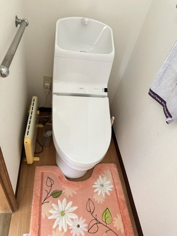 温水洗浄便座付きトイレ。快適に使用できます。