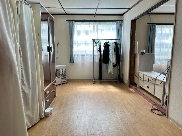 大型収納と窓を備えた洋室。衣類をすっきり整理・収納できます。