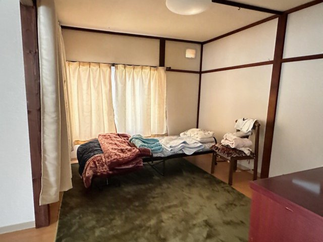 落ち着いた木目調の居室内。窓からの採光で明るさを維持できます
