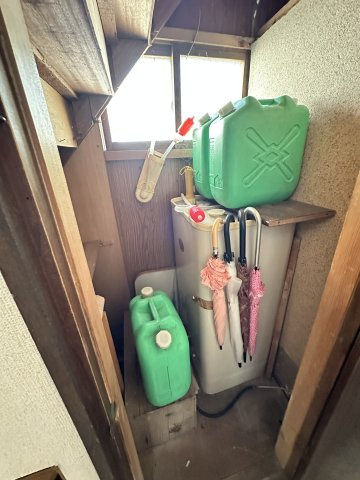採光窓のある階段下収納。備品や季節物をまとめて整理できます。