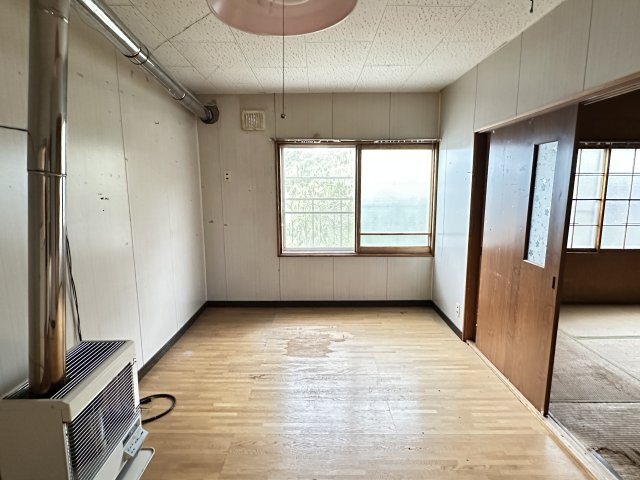 暖房設置の洋室。隣接する和室とつなげて広く利用できます。