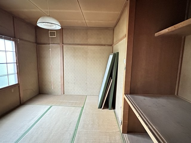 押入れを備えた和室。布団や季節の衣類をすっきり収納できます。