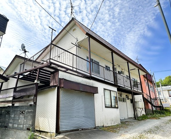 シャッター付き車庫内。タイヤや備品をまとめて保管できます