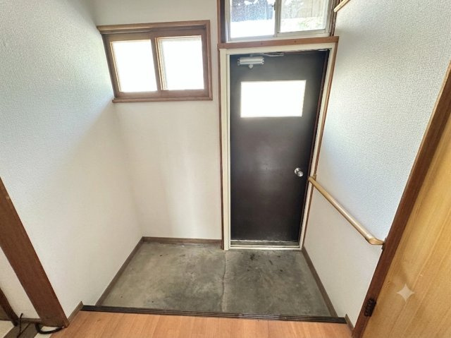 手すりと明かり取り窓を設置。足元の安全を保ち明るさを維持できます。