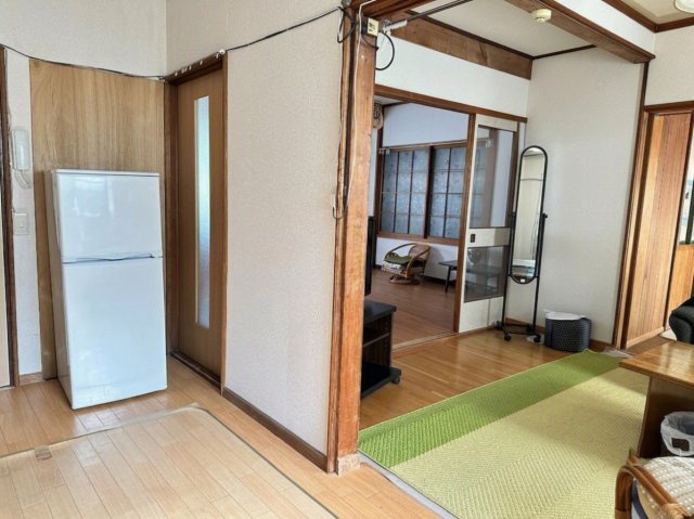 奥の部屋へ陽光が届くガラス引き戸。室内を明るく開放的に保てます