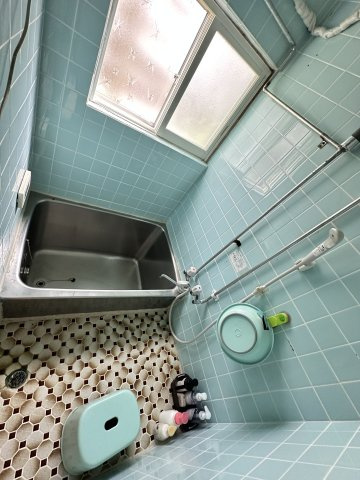 小窓を配した明るい浴室。湿気をスムーズに排出・換気できます。