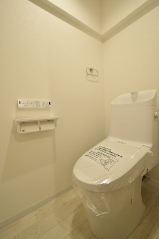 最新の節水型トイレです！隅々までお掃除のしやすい構造になっています！100年キレイが続くコーティングが施されています♪