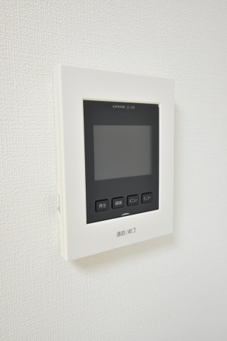 インターホンはモニター付きで安心です♪
