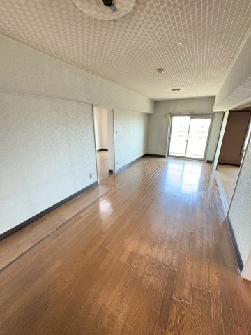 南向きバルコニーから陽光が降り注ぐ10帖リビング。明るく開放的で、自然と家族が集まる憩いの空間です