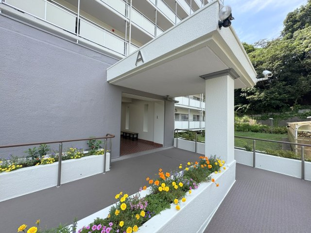 エントランス/植栽も綺麗に管理されています。スロープ付で足元に優しいです。