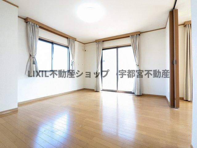 現地写真：明るい日差しの入るリビングは家族団らんの場所には最適です。家具をおいてもゆとりがある広さです。　　