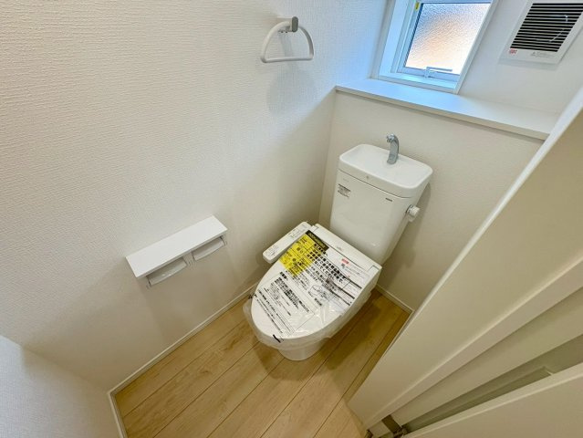 窓付きで明るいトイレ空間。換気もしやすく清潔に保てます