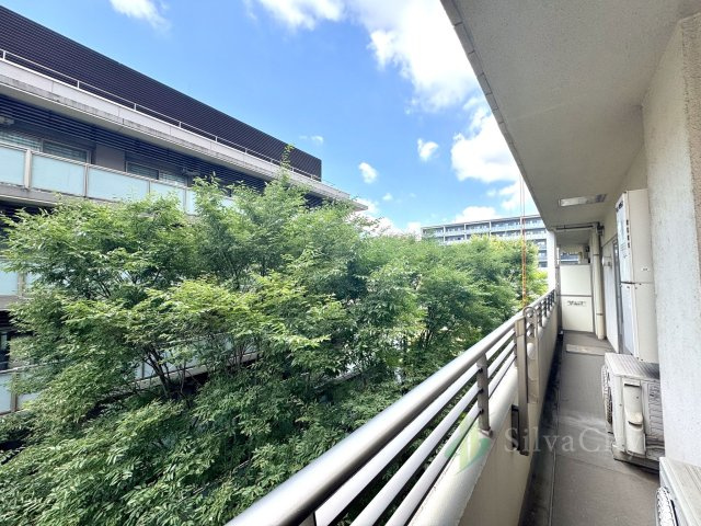 陽当たりに恵まれたバルコニーは、毎日の暮らしをより快適に演出。空を身近に感じながらお過ごしいただけます。　