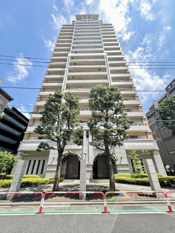 都市の洗練と穏やかな住環境が調和する、美しく品格あるレジデンス。街並みに映える存在感が、日々の暮らしに上質な彩りを添えます。