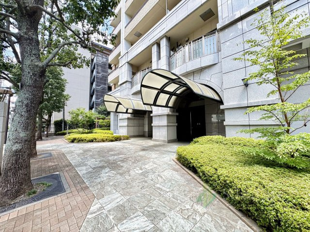 重厚感ある佇まいが印象的なエントランス。ホテルライクな空間演出が、上質な暮らしの始まりを感じさせます。　